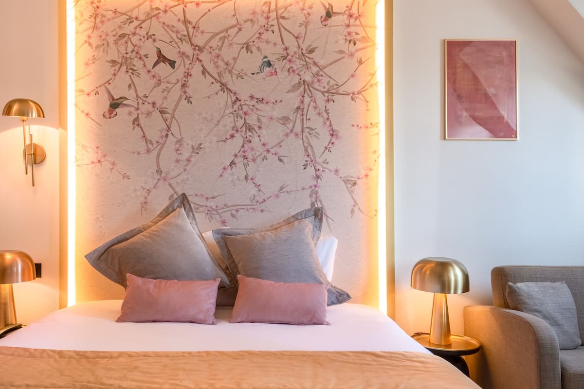 In-room safe, desk, laptop workspace, soundproofing