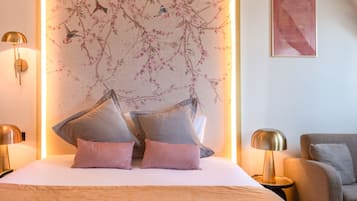 Suite junior | Caja de seguridad en la habitación y escritorio