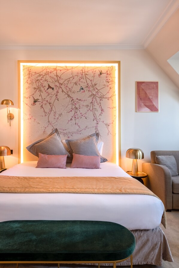 Junior-sviitti | Tallelokero huoneessa, työpöytä