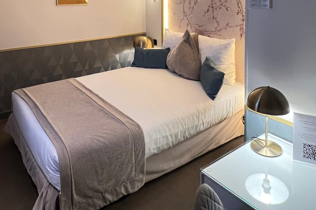 In-room safe, desk, laptop workspace, soundproofing