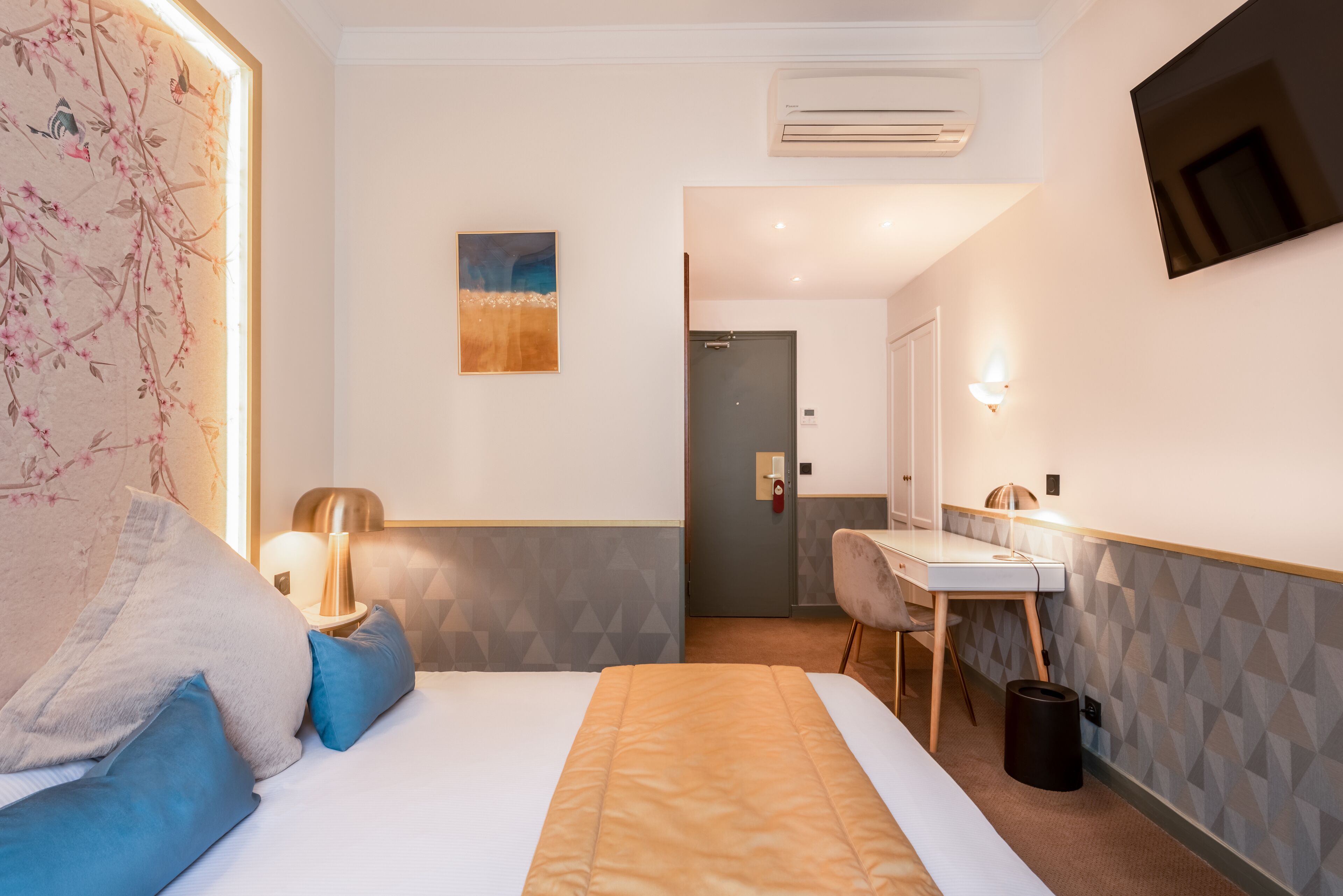 classic double room | 1 bedroom, in-room safe, desk, laptop workspace