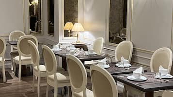 Desayuno buffet (EUR 15 por persona)