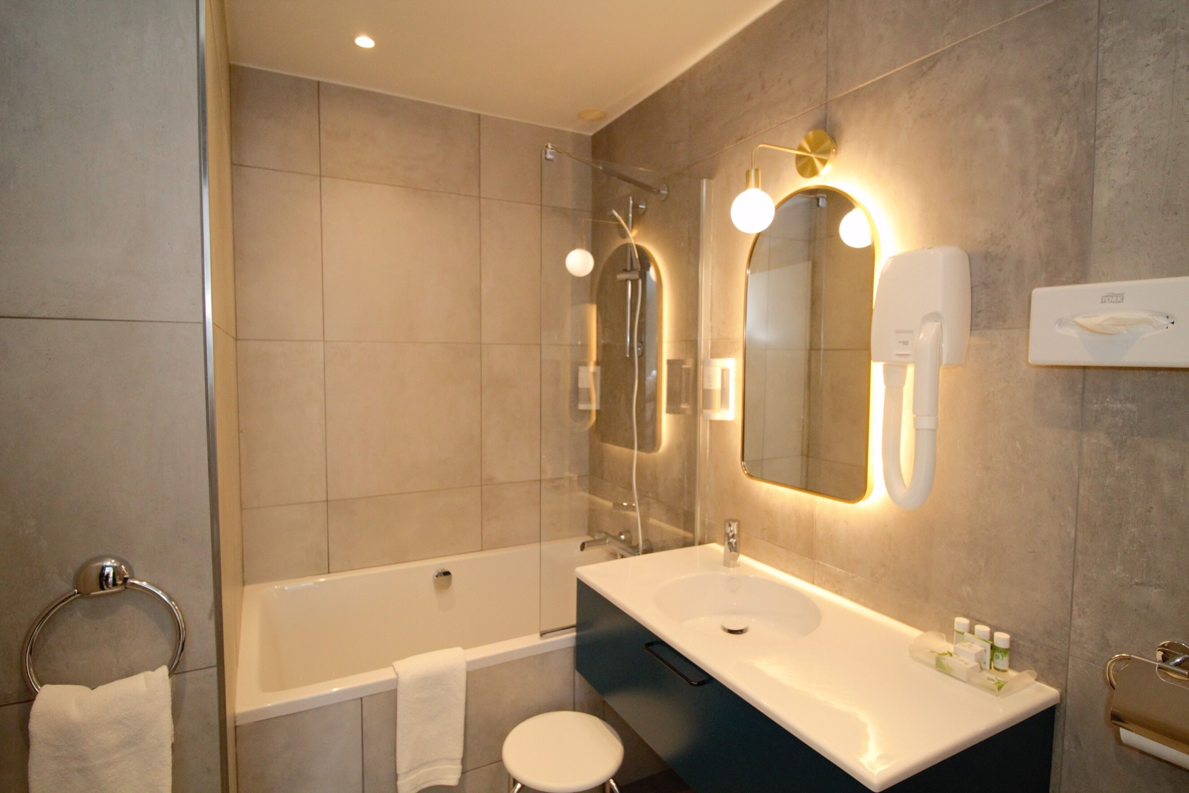 junior suite | bathroom | free toiletries, hair dryer, towels, soap