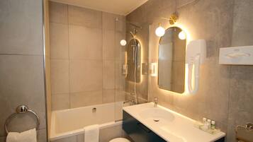 Junior suite | Badkamer | Gratis toiletartikelen, een haardroger, handdoeken, zeep