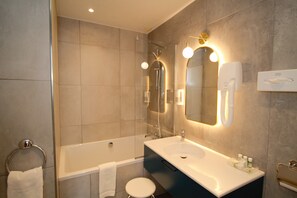 Junior Suite | Bathroom | Free toiletries, hair dryer, towels, soap - Princesse Caroline (Paris)