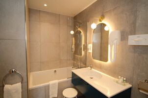 Suite Junior | Salle de bain | Articles de toilette gratuits, sèche-cheveux, serviettes fournies, savon