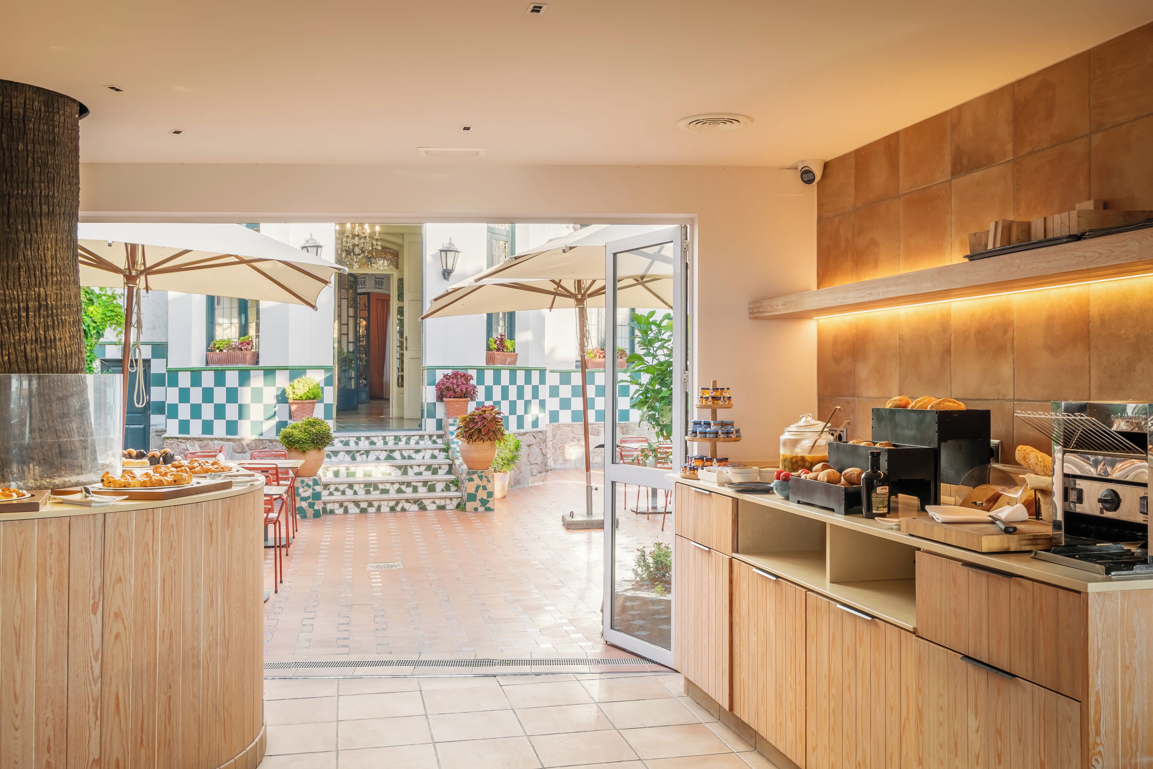 Petit déjeuner buffet servi tous les jours en supplément