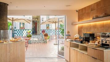 Petit déjeuner buffet servi tous les jours en supplément