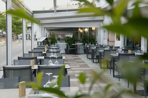 Ze serveren er ontbijt, lunch en diner 