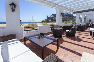 Breakfast, lunch, dinner served; Mediterranean cuisine, beach views 