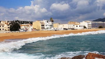Playa en los alrededores, camastros, sombrillas y toallas de playa