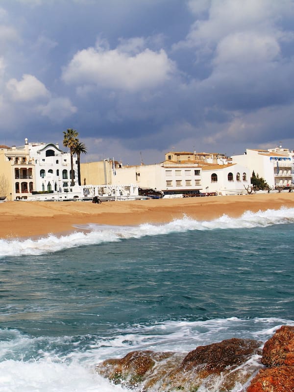 Stunning coastal views from the comfort of a traditional beachside retreat.