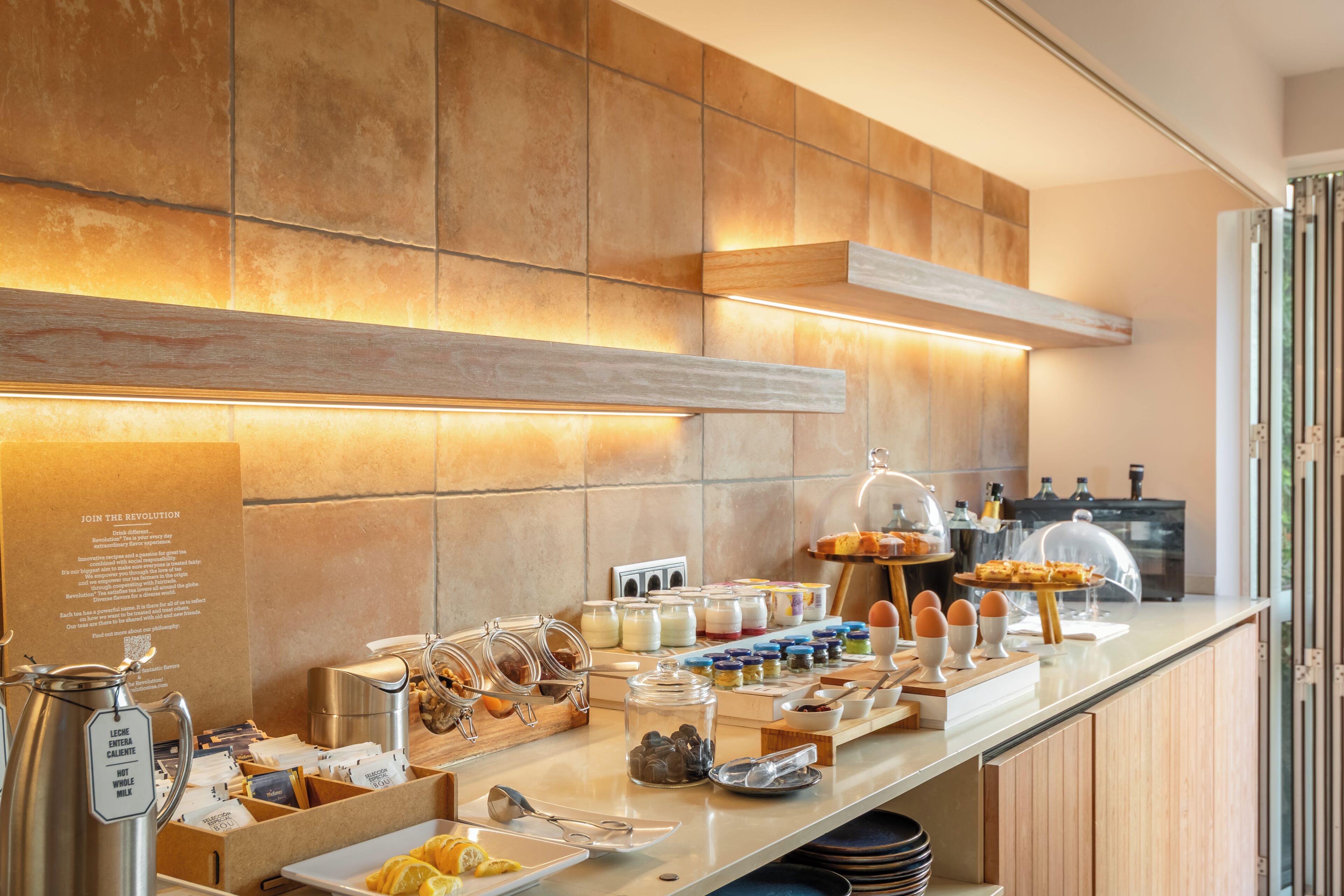 Un buffet della colazione con diversi cibi e un angolo caffè.