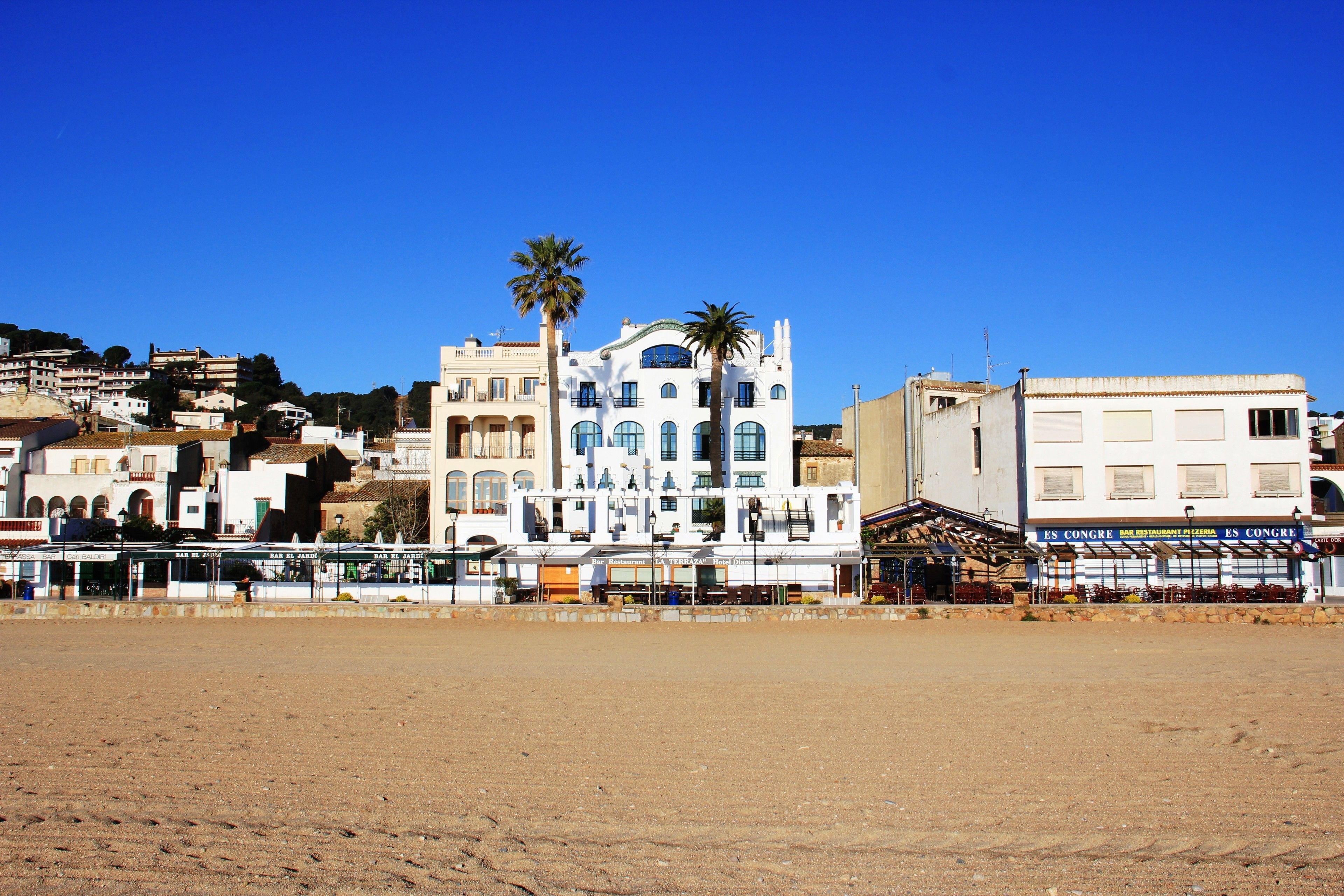 Plage à proximité, chaises longues, parasols, serviettes de plage
