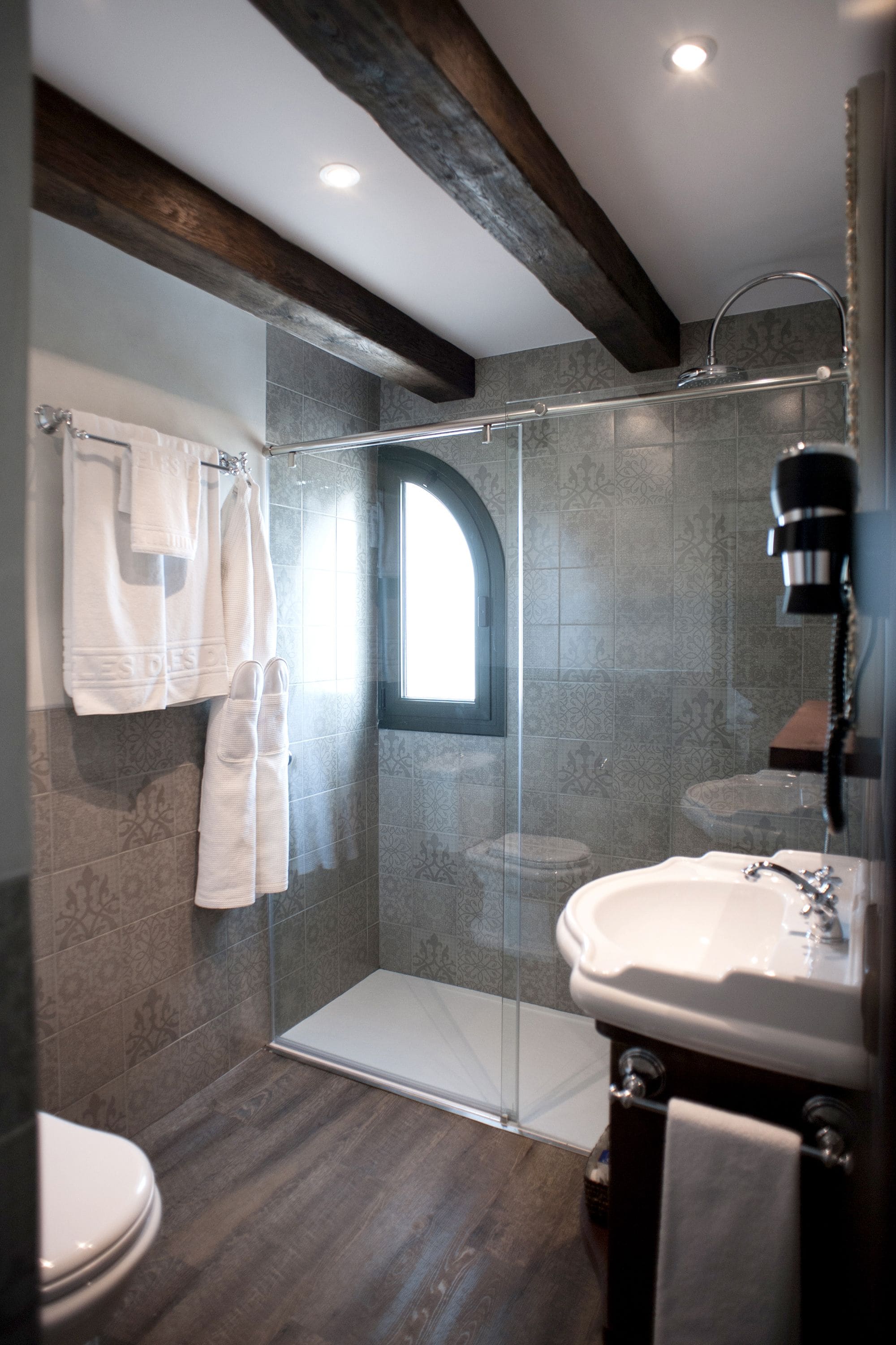 triple room | bathroom | shower, free toiletries, hair dryer, bathrobes