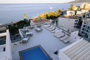 Seasonal outdoor pool, open 10:00 AM to 8:00 PM, sun loungers - Palatino Hotel (Zakynthos)