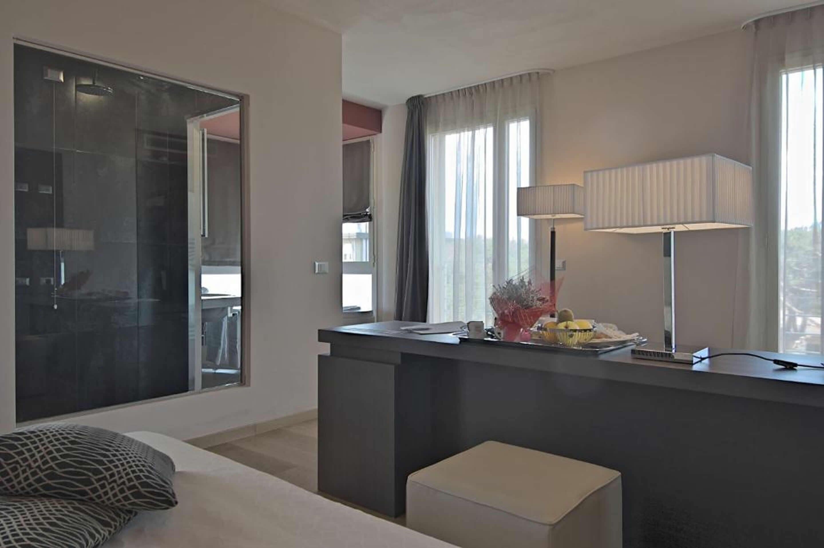 suite | down duvets, minibar, in-room safe, desk