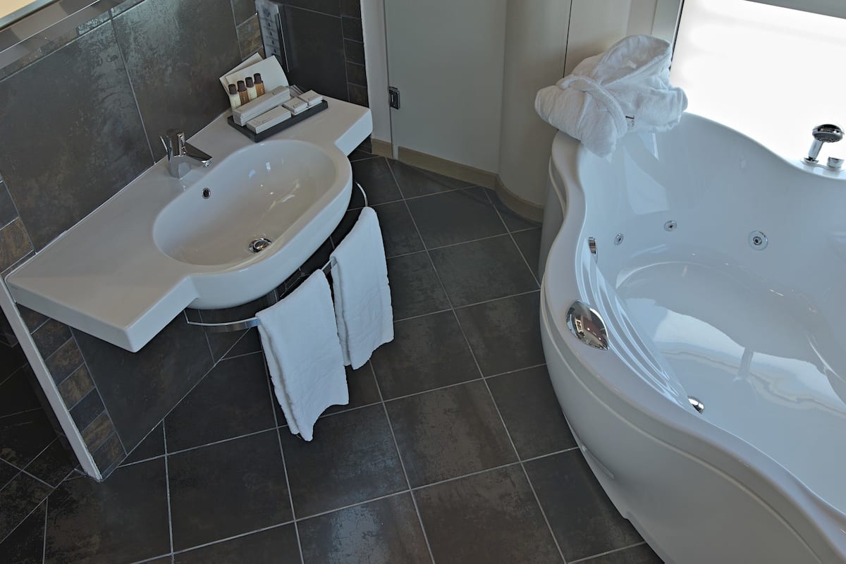 suite | jetted bathtub