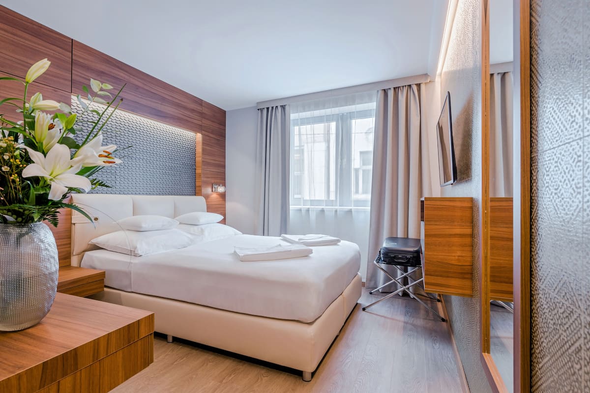 Minibar, safe på rommet, skrivebord og blendingsgardiner