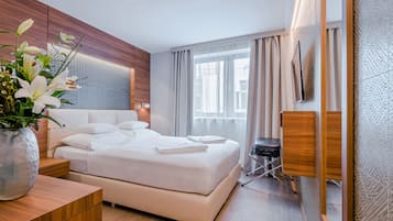 Minibar, Zimmersafe, Schreibtisch, Verdunkelungsvorhänge