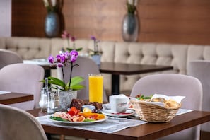 Se ofrece un desayuno bufé todos los días (por un coste adicional)