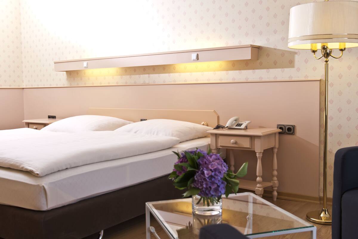 Hypoallergeen beddengoed, een kluis op de kamer, een bureau