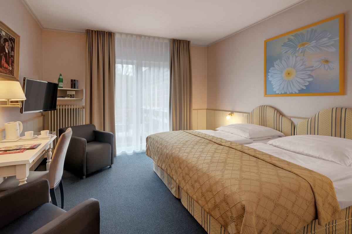 Standaard tweepersoonskamer | Hypoallergeen beddengoed, een kluis op de kamer, een bureau