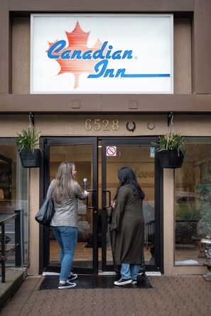 Property entrance - Canadian Inn (Surrey)