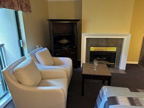Premium bedding, pillowtop beds, desk, laptop workspace - Canadian Inn (Surrey)