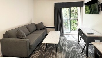 Suíte standard, 1 cama Queen e sofá-cama | Área de estar | Smart TV 32 polegadas com canais digitais