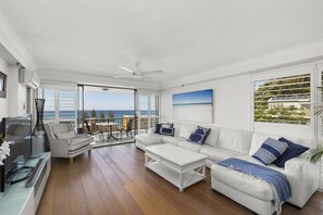 Una televisión, un reproductor de DVD