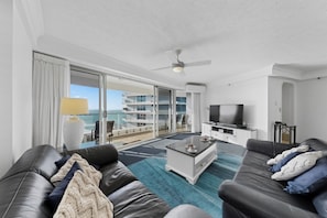 2 Bedroom Standard Ocean View | Living area
