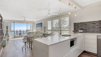 Full-sized fridge, microwave, oven, stovetop