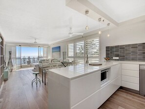 Großer Kühlschrank, Mikrowelle, Ofen, Herdplatte