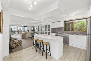 Full-sized fridge, microwave, oven, stovetop - Gemini Court Holiday Apartments (Burleigh Heads)
