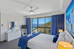 Down duvets, individually decorated, individually furnished, desk - Gemini Court Holiday Apartments (Burleigh Heads)