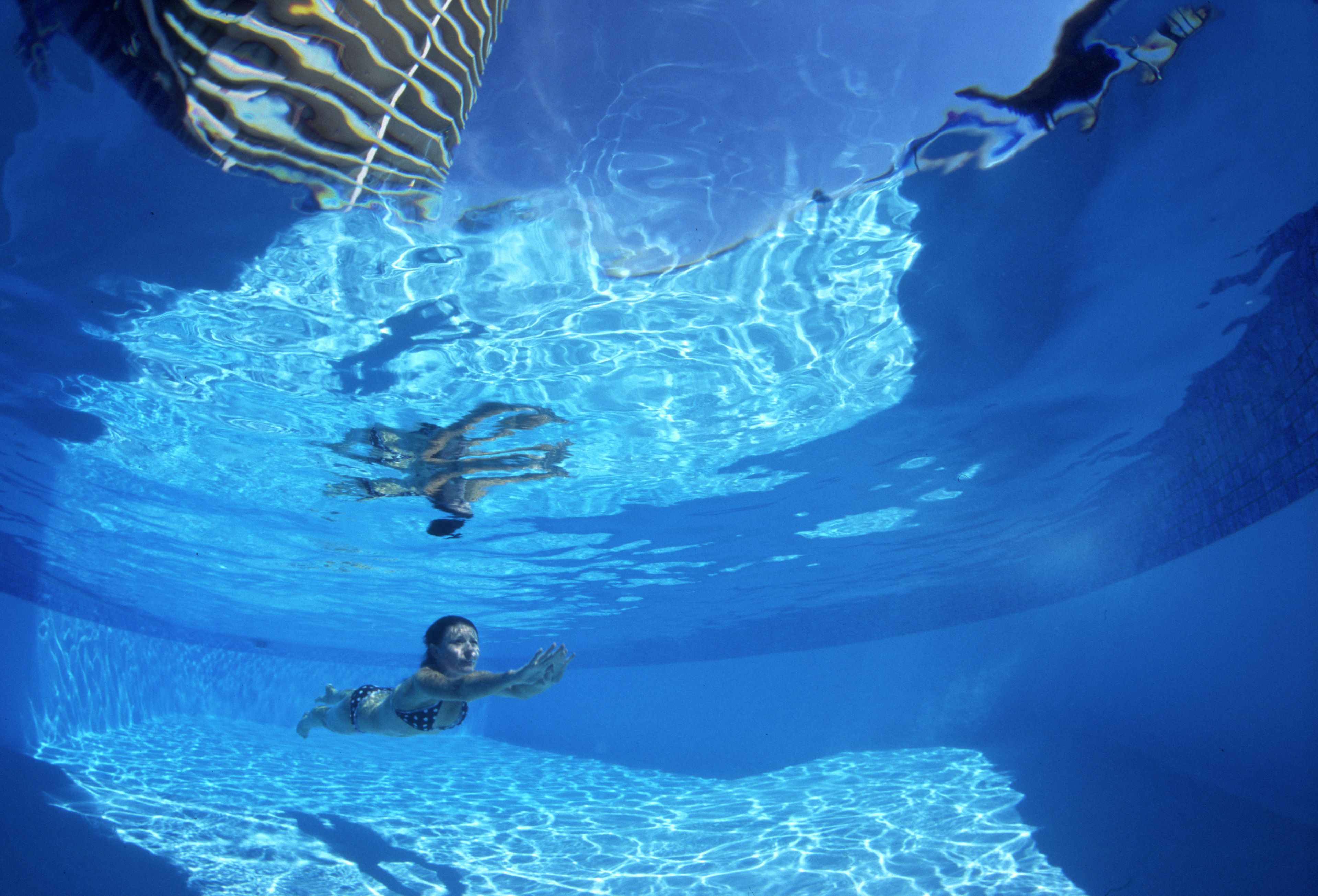 Vista subacuática de una piscina con agua cristalina y bordes bien definidos.