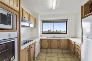 Frigorifero con congelatore, microonde, forno, piano cottura