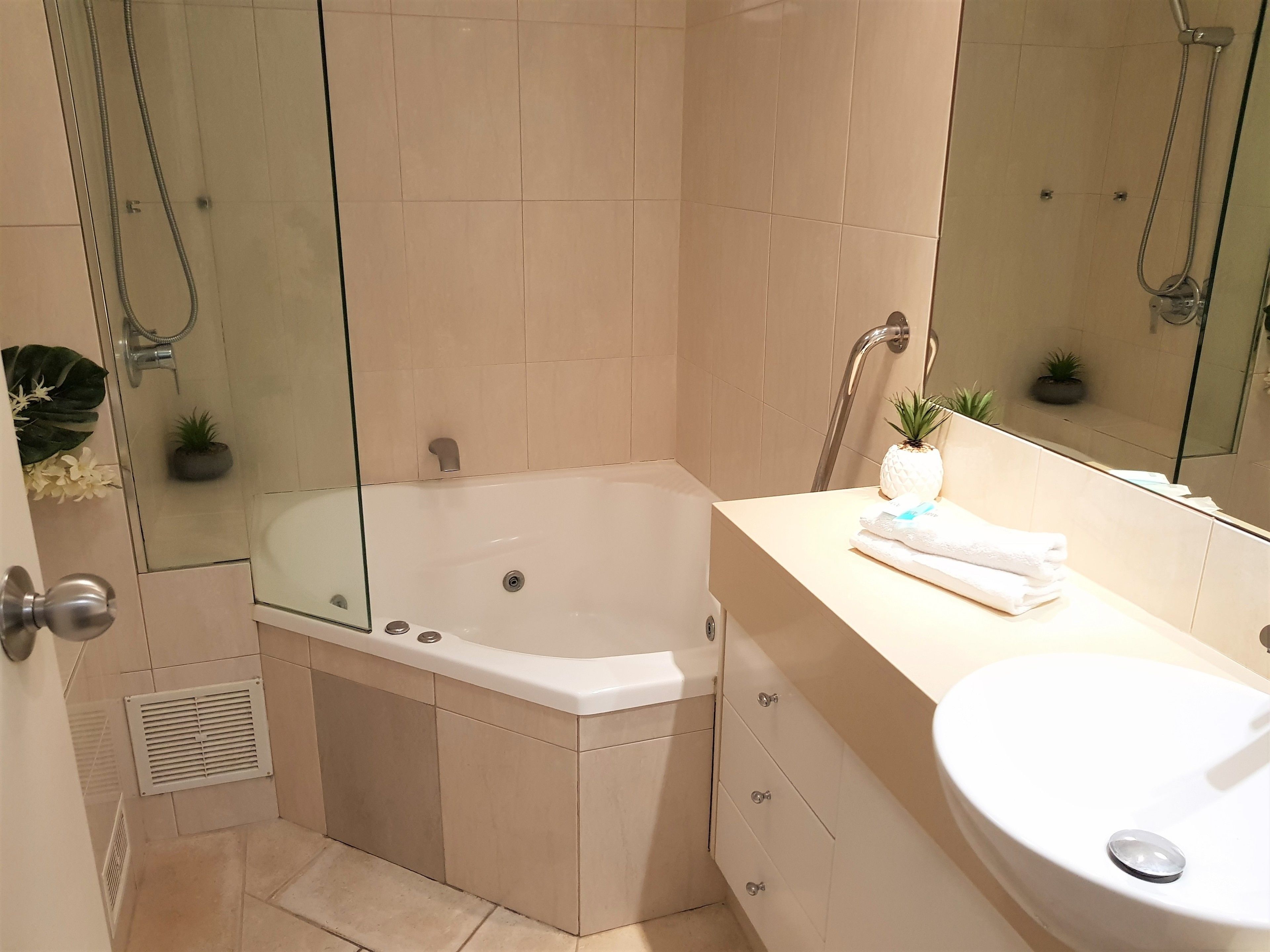 Gemini Court Holiday Apartments — image 12