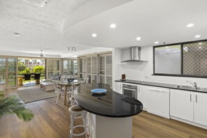 Full-sized fridge, microwave, oven, stovetop - Gemini Court Holiday Apartments (Burleigh Heads)