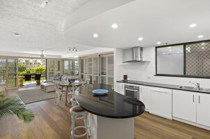 Full-size fridge, microwave, oven, stovetop