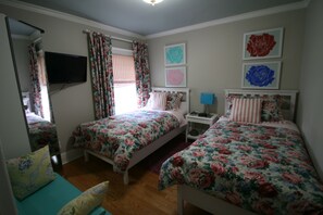 ألحفة محشوة بالريش وأسرّة بطبقة علوية مريحة وستائر تعتيم ومكواة/لوح كي