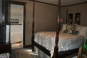 Room (Parisienne Room) | Down comforters, pillowtop beds, blackout drapes, iron/ironing board - Rose Arden Bed & Breakfast (Hamilton)