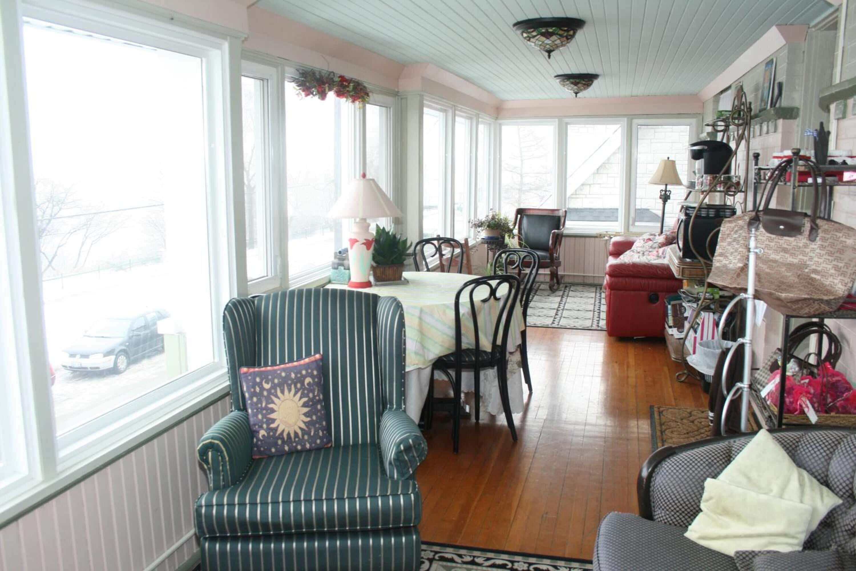 32-英寸纯平电视（配备卫星频道）、电视、DVD 播放器