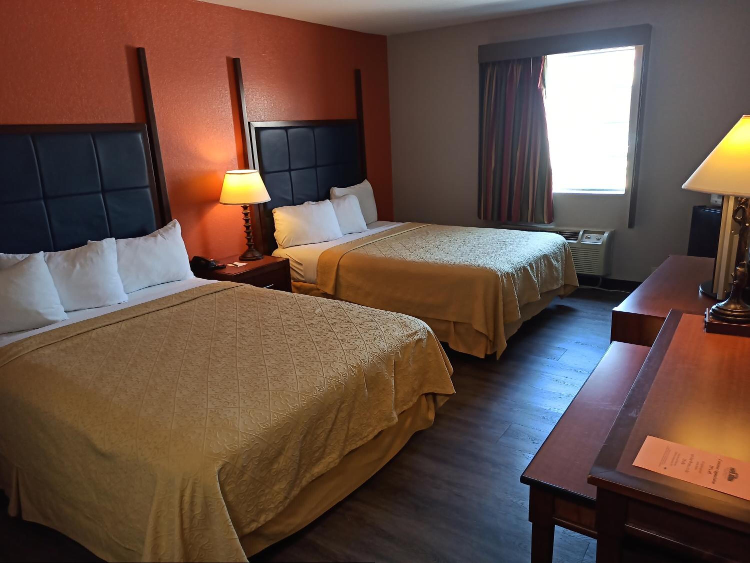 Escritorio, sistema de insonorización y tabla de planchar con plancha 