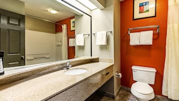 Tina con regadera, amenidades de baño gratuitas, secadora de cabello