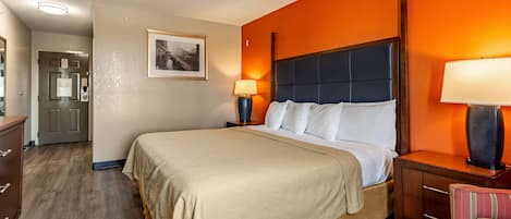 デスク、防音設備、アイロン / アイロン台、WiFi (無料)