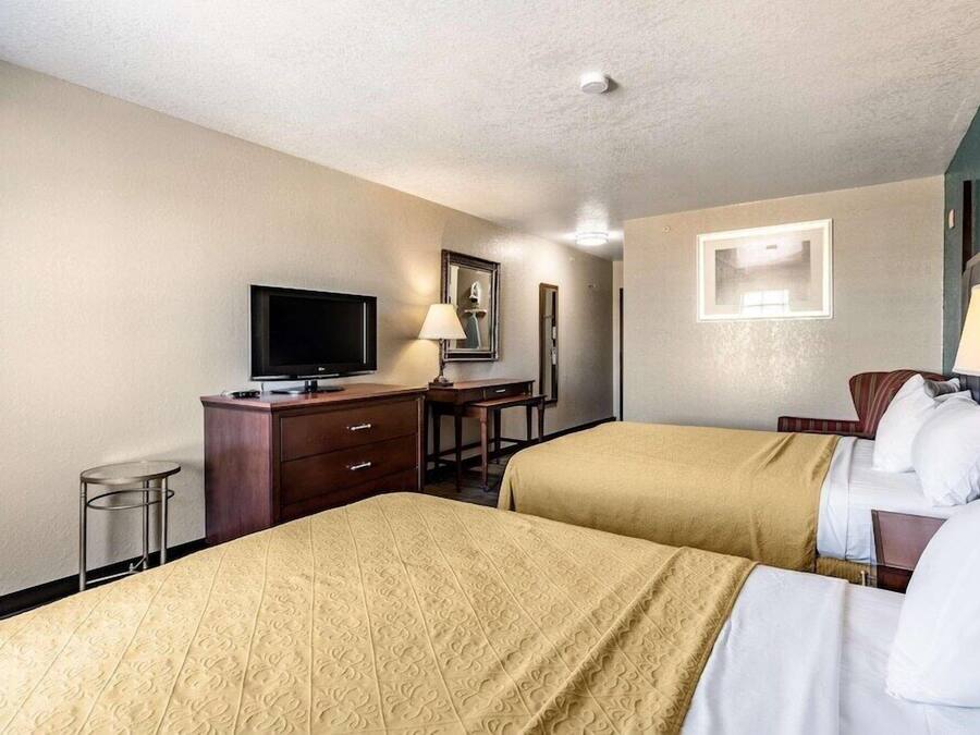 Meja, kalis bunyi, seterika/papan seterika, Wi-fi percuma