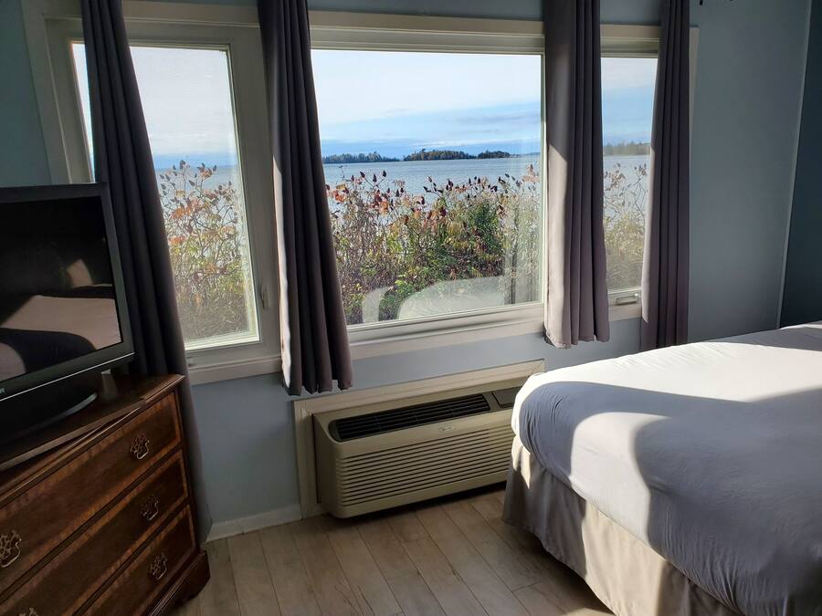 Quarto solteiro standard, 2 camas de casal, geladeira e micro-ondas, de frente para a praia | Individualmente decorados, individualmente mobiliados, escrivaninha