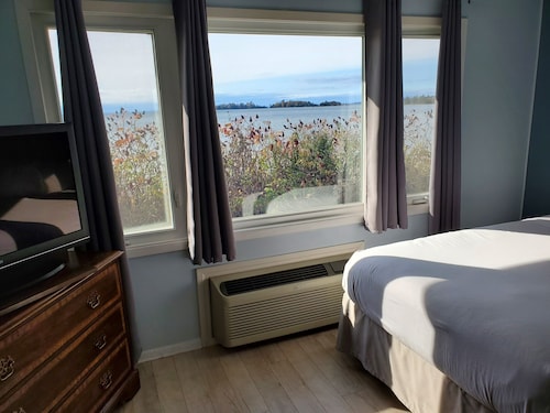 Carolyn Beach Inn & Restaurant